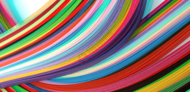 抽象的充满活力彩虹条纸质背景图片