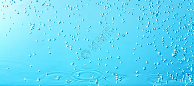 抽象水泡喷发蓝色自然背景图片