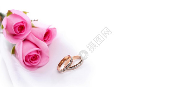 金婚戒指和玫瑰花束婚纱横向背景图片