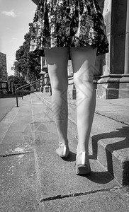 在芭蕾舞公寓和街上散步的短裙子中有美丽的瘦短女腿黑白照片在芭蕾公寓和街上行走的短裙子中有美丽的瘦短女腿黑白图像在芭蕾公寓和短裙子图片
