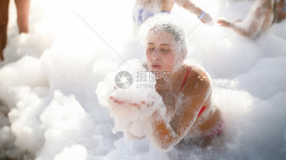 女孩在海边玩肥皂泡沫图片