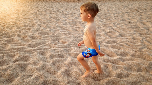 男孩在海边上奔跑图片
