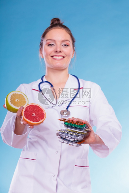 拥有饮食减重药片和葡萄果的饮食营养主义者妇女天然和合成消瘦饮食方法的选择保健饮食减重药片和葡萄果饮食减重药片和葡萄果图片