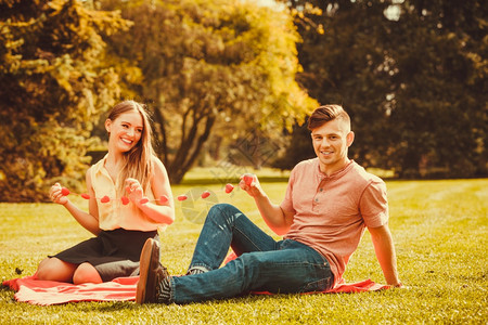浪漫情侣在公园里野餐浪漫情侣在公园里共度时光图片