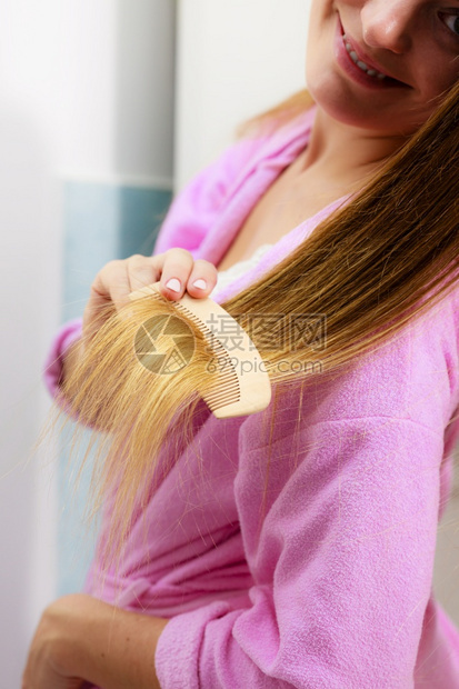 在浴室梳长发的在浴室梳理长发的妇女在浴室理发的妇女在浴室理发的妇女在浴室理长发的妇女图片