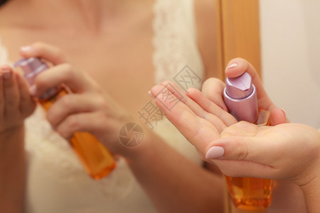 女在浴室用润滑油湿剂滑在身体上涂润滑油美容治疗皮肤护理养女在身体上涂润滑油膏图片