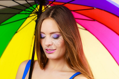 时髦的女暑期少站在彩虹伞下紧闭有吸引力的女长发模型预测和天气季节概念彩虹伞下的妇女站在彩虹伞下图片