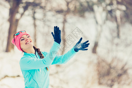 女孩在公园玩雪得开心女士在冬季玩耍健康自然娱乐时尚概念女孩在雪上玩得开心图片