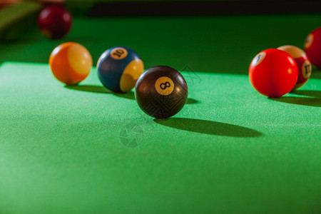 绿色桌上的Billiard球池游戏盘桌上的Snooker球图片