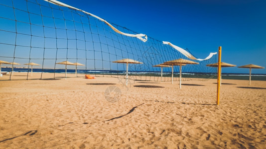 阳光明媚的风日海边空排球场的美景暑假运动阳光明媚的风日海边空排球场的美景图片