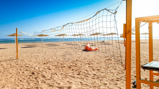 风景晴朗的一天海滩排球场的美景暑假活跃运动图片