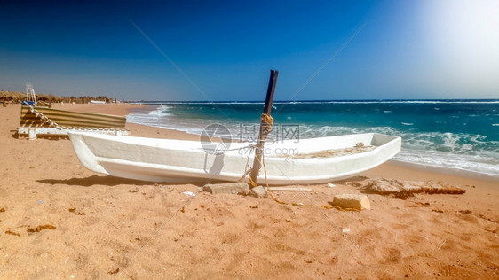 白木船在海滨的色老木船美景海滩上费舍曼船美景海岸上白木船美景图片