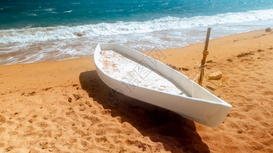 被损坏的老木船在海边停泊图片