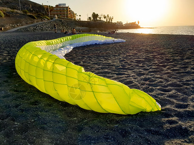 日落时正躺在海边的滑翔伞美丽图片日落时正躺在海边的滑翔伞美丽图像图片