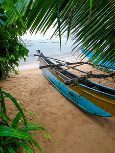 古老传统木船或独舟在大雨期间海滩上的美丽照片古老传统木船或独舟在大雨期间海滩上的美丽图像图片