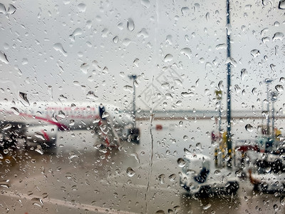 飞机口孔上有雨水滴的近距离照片图片