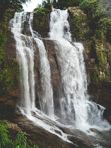 热带亚洲岛屿山区美丽的瀑布级联图象图片