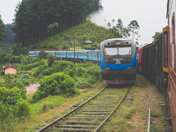 两辆旧火车前往斯里兰卡山和在高地铁路开会的拖合照片两辆旧火车前往斯里兰卡山和在高地铁路开会的拖合照片图片