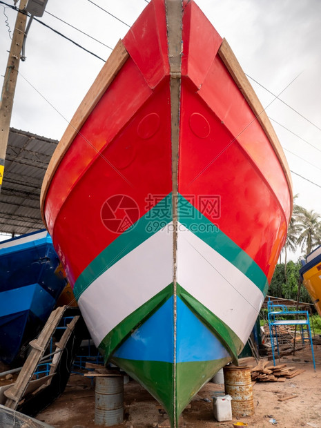 在港口码头的渔船鼻子上涂有彩色料的美丽渔船鼻子近照片图片