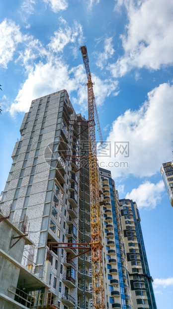 新的现代区建筑工地高楼起重机与蓝色天空和白云对比的照片图片