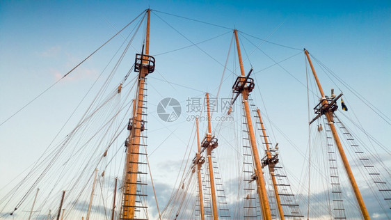 蓝色天空是历史木船和只的顶峰蓝色天空是历史木船和只高顶峰的美丽图像图片