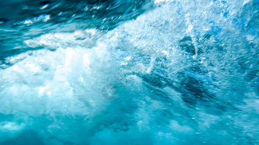 滚动和旋转大海浪的近距离抽象图像海水中传来气泡滚动和旋转大海浪的近距离抽象照片图片