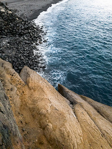 沙滩上平静的海浪尖悬崖和黑火山沙滩的美丽景观平静的海浪尖悬崖和黑火山沙滩的美丽景观图片