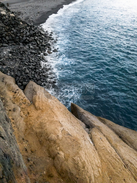 沙滩上平静的海浪尖悬崖和黑火山沙滩的美丽景观平静的海浪尖悬崖和黑火山沙滩的美丽景观图片