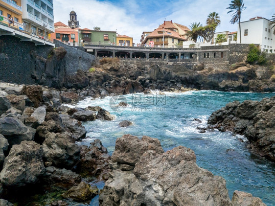 海洋环礁湖和西班牙特内里费西班牙特内里费的PuertodelaCruzPuertoCruz小城镇的美丽照片海洋环礁湖和西班牙特内图片