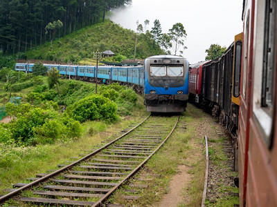 两列火车在山上铁路开会图片