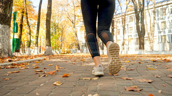 秋天公园女运动鞋脚慢跑照片图片
