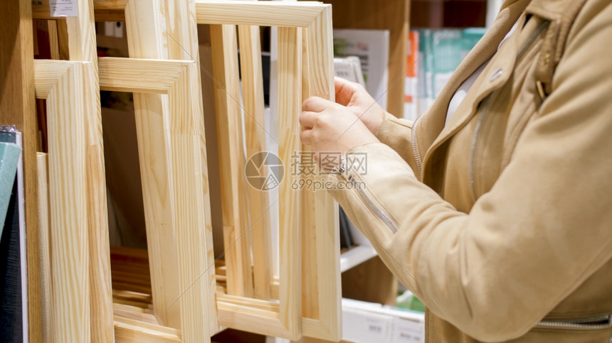 年轻女艺术家在业余爱好商店中选择木框的近镜头图像年轻女艺术家在业余爱好商店中选择木框的近镜头图像图片
