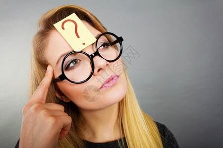 穿着怪的书呆子眼镜妇女在额头上有问号想着什么图片