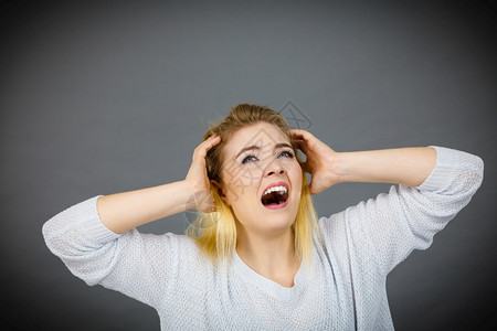 绝望的北京不幸的女人在痛苦中尖叫和喊坏的负面人类