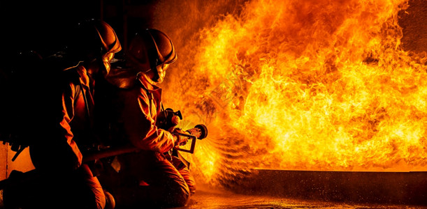 消防队员为工厂灭火图片