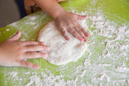 面包或比萨背景儿童手在面粉上准备图片