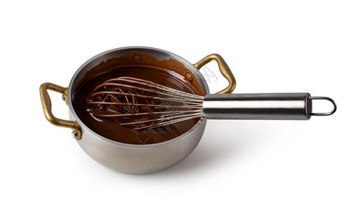 使用搅打器在锅里搅拌巧克力酱图片