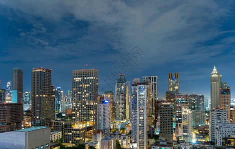 泰国曼谷市中心天线的空景象智能城市的金融区和商业夜间的天梯和高楼建筑图片