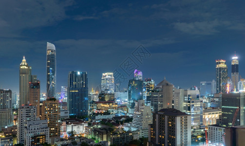 泰国曼谷市中心天线的空景象智能城市的金融区和商业夜间的天梯和高楼建筑图片