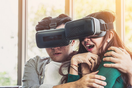 在家客厅观看虚拟现实VR头盔的视频快乐图片