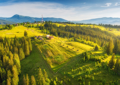 夏季日落时喀尔巴阡山脉美丽的小村庄空中景象图片
