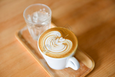 咖啡杯顶端视图卡布奇诺拿铁木桌背景的热咖啡图片