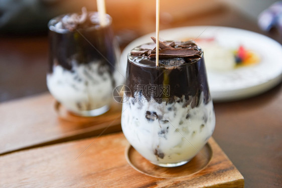 可和巧克力美味奶昔木本上以玻璃杯中的冰可图片