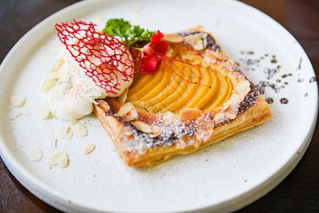 白盘上的桃派自制甜点蛋糕加桃子和冰糖图片