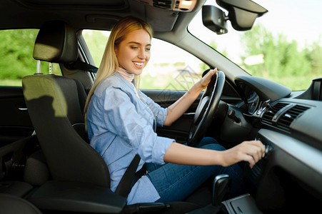 在汽车驾校学习开车的女人图片