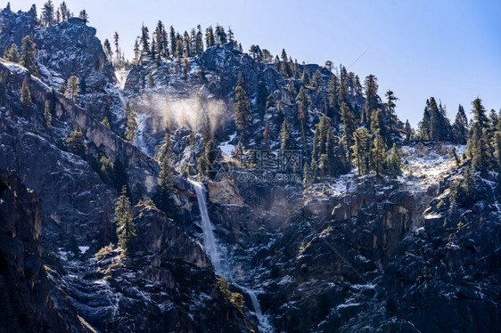 美国北加利福尼亚州Yosemite公园旧金山的BridalveilFalls瀑布美公园地标和著名的旅游点是行目的地和冒险概念图片