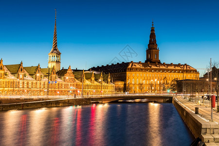 哥本哈根市风景与天际摩大楼在日落的夜晚市中心建造丹麦在欧洲斯堪的纳维亚州日落的黄昏夜地标城市生活和夜概念图片