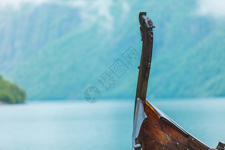 诺维坚自然的海岸上老木制维京船雾的一天山和fjordSognefjord旅游和概念挪威自然的老木制维京船图片