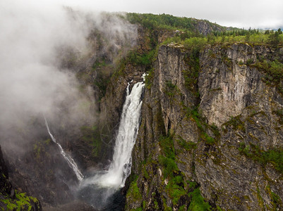 沃林斯弗森瀑布绿色夏季山丘马博达伦峡谷挪威全国旅游者Hardangervidda路线旅游者Rv7Eidfjord观光旅游挪威马博图片