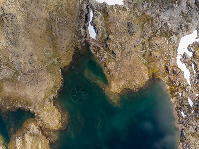 空中观光清蓝水山边有岩石海岸挪威自然水和岩石图片